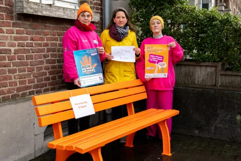 Nicola Roth, Katharina Pleines und Friederike Küsters an der orangefarbenen Bank. (Foto: Torsten Matenaers)